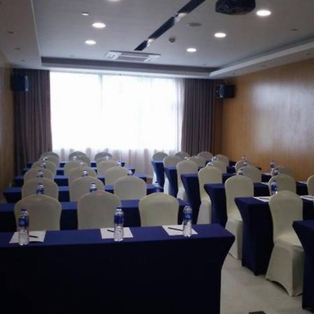 Holiday Inn Express Shanghai Nanhuizui Екстериор снимка